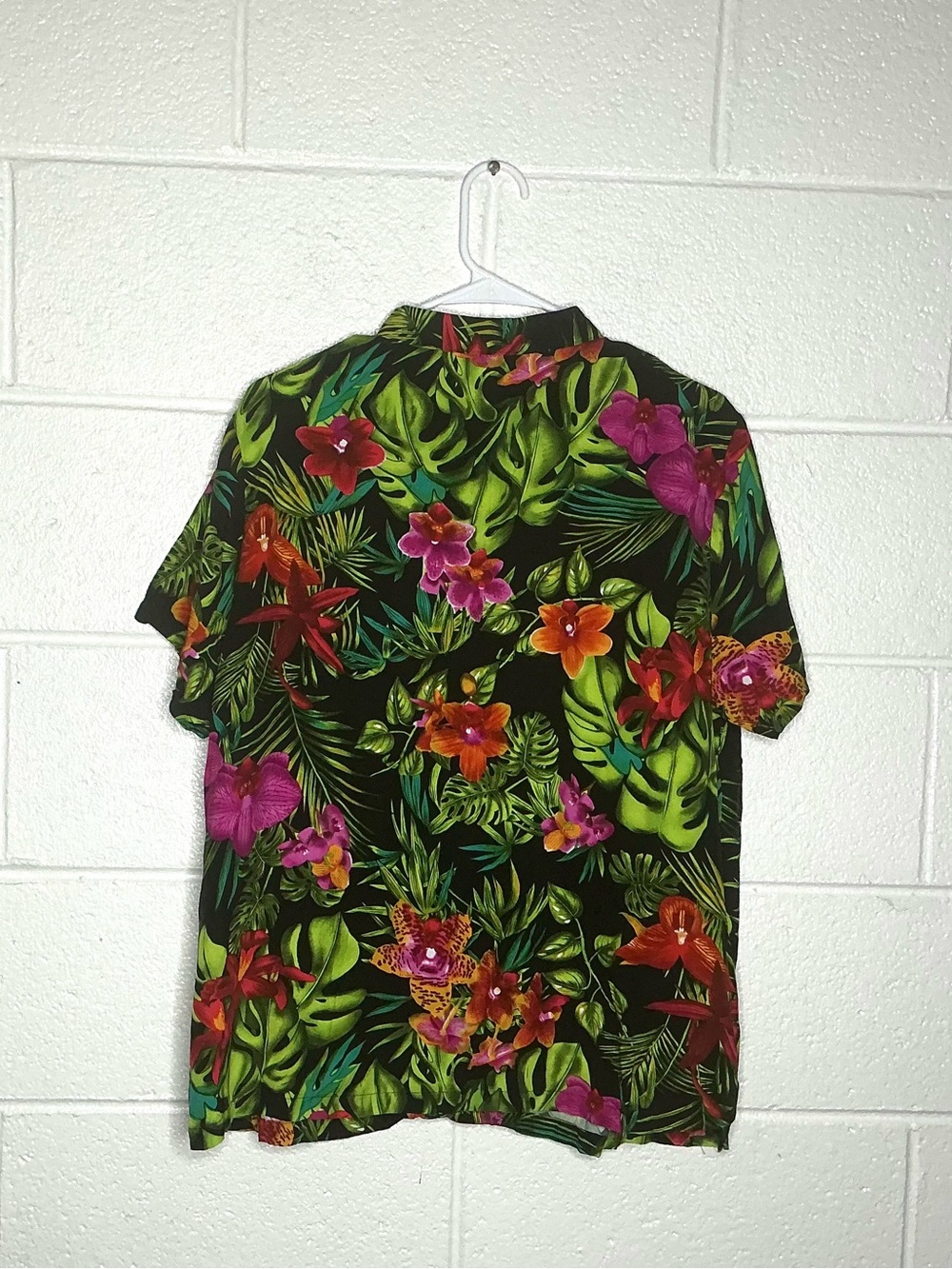 < Clio II Vibrant Tropical Hawaiian Floral Pattern Button Down > - Picture 4 of 4